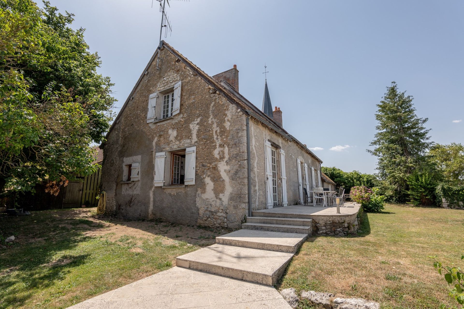 monastery 6 rooms for sale on CLOYES LES TROIS RIVIERES (28220)