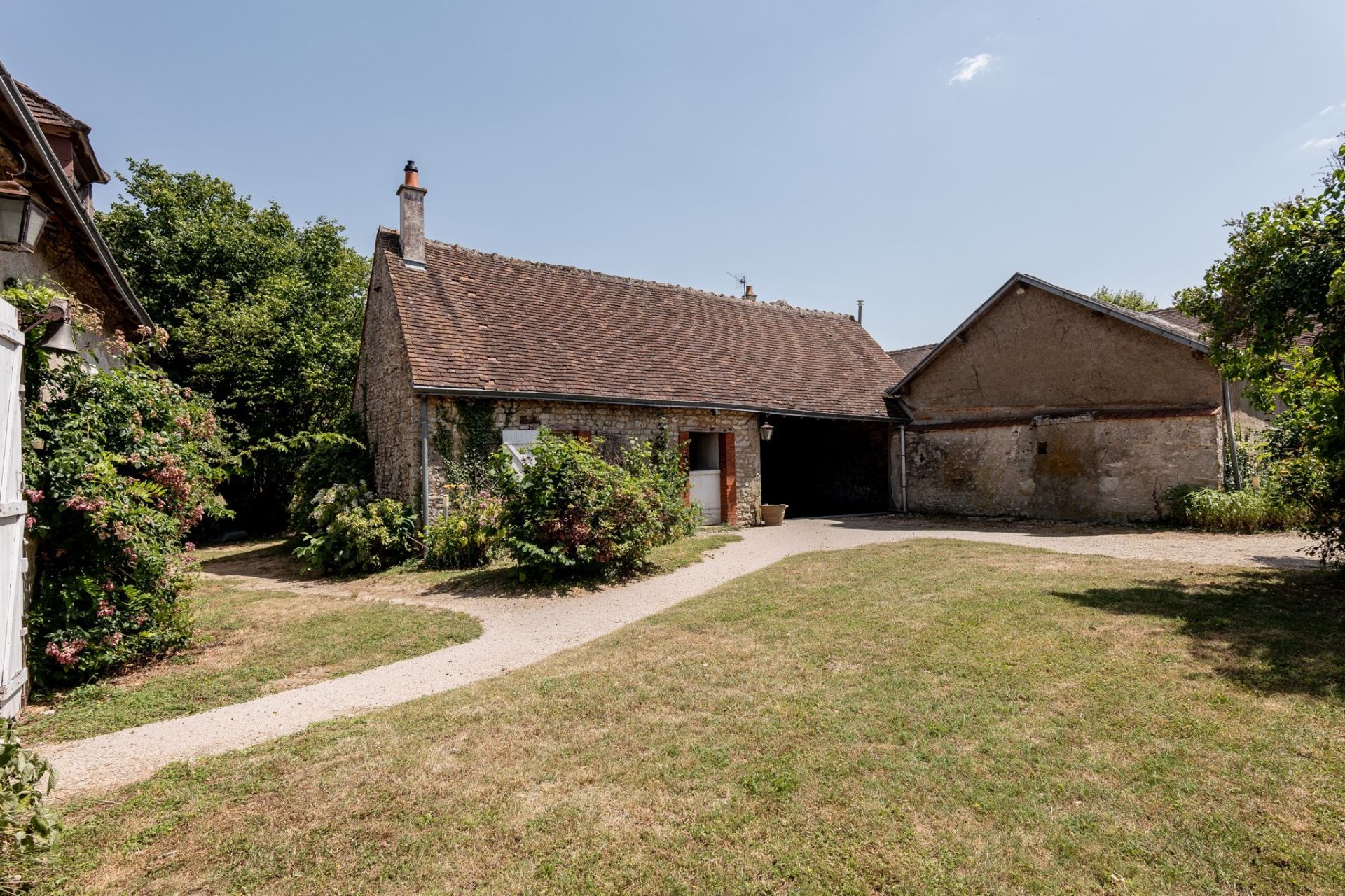 monastery 6 rooms for sale on CLOYES LES TROIS RIVIERES (28220)