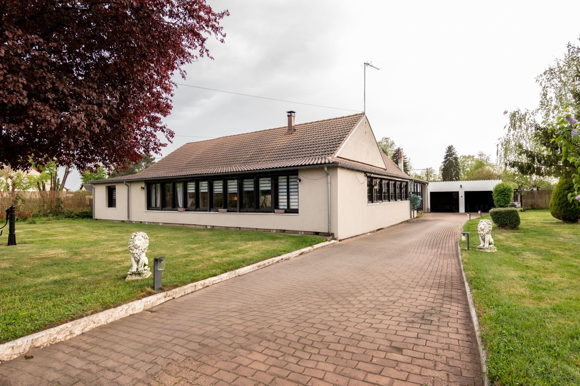 contemporary house 9 rooms for sale on CHABRIS (36210)