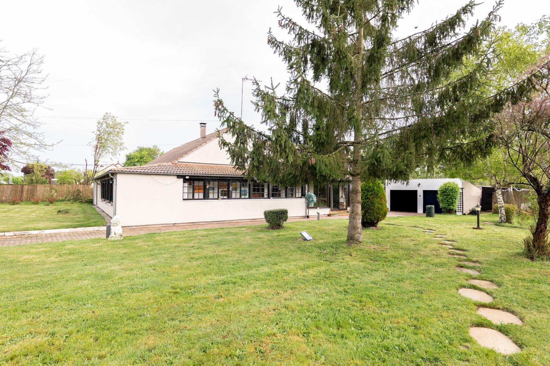 contemporary house 9 rooms for sale on CHABRIS (36210)