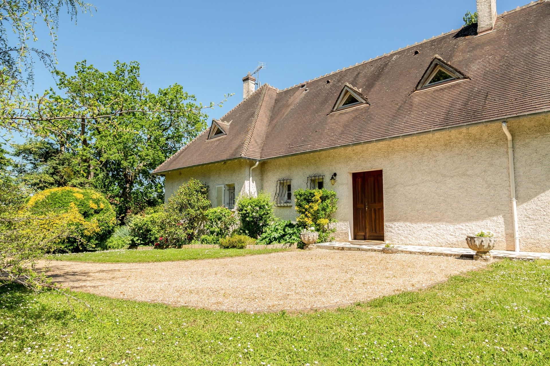 contemporary house 6 rooms for sale on BLOIS (41000)
