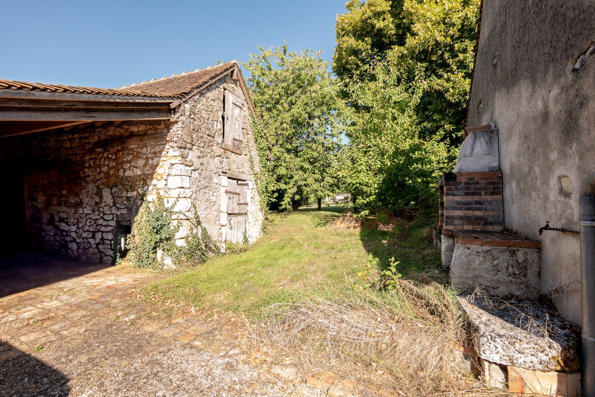 monastery 6 rooms for sale on AZE (41100)