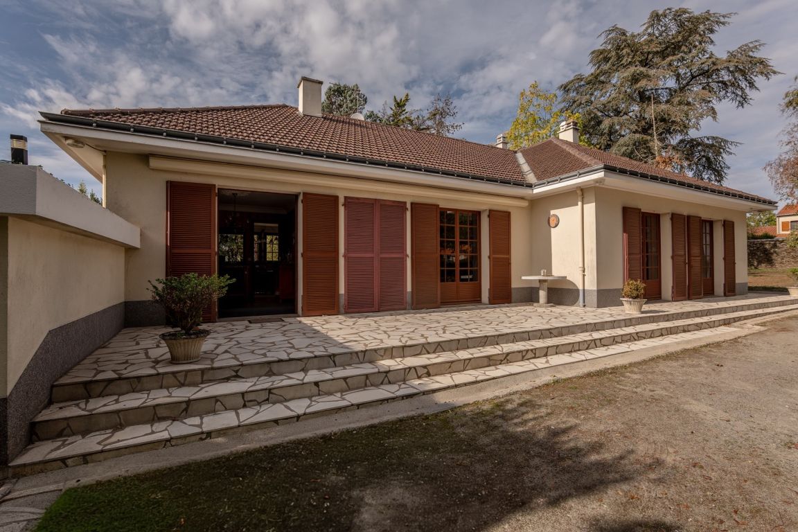 traditional house 6 rooms for sale on LE CELLIER (44850) - See details