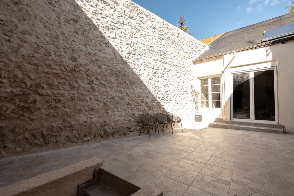 townhouse 8 rooms for sale on BLOIS (41000) - See details