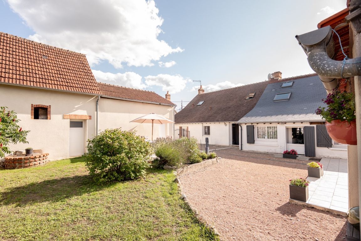 townhouse 8 rooms for sale on ROMORANTIN LANTHENAY (41200) - See details